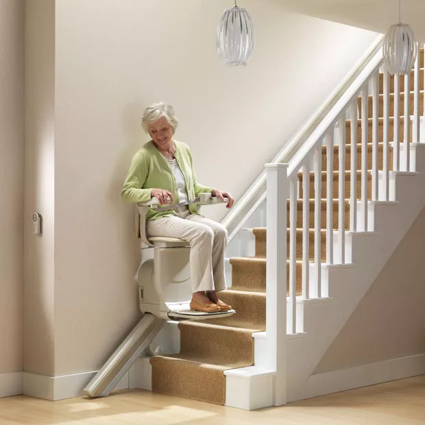 Silla salvaescaleras VITAH instalada en un tramo de escaleras curvo.